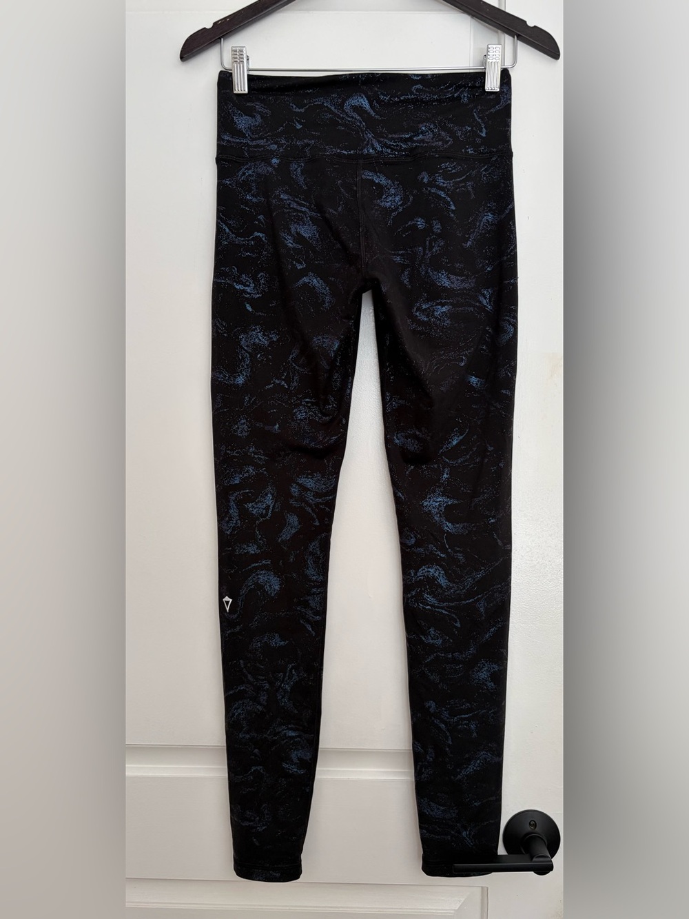 IVIVVA BY LULULEMON Black Leggings with Subtle Blue Accent Print (14)
